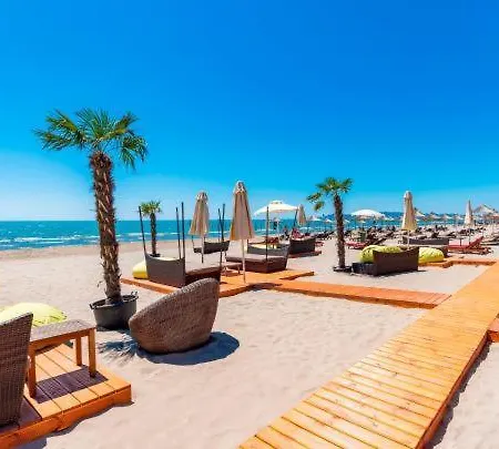 Gold Key Apartments, Beach